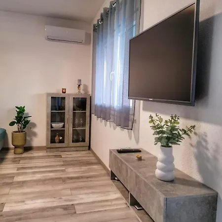 Modern Penthouse Ivan With Rooftop Swimming Pool And Jacuzzi *