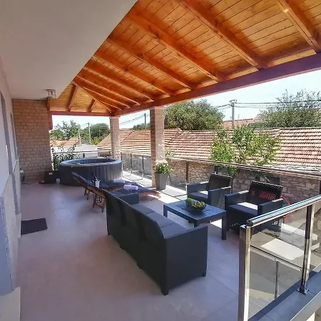 Apartmán Modern Penthouse Ivan With Rooftop Swimming Pool And Jacuzzi Drinovci