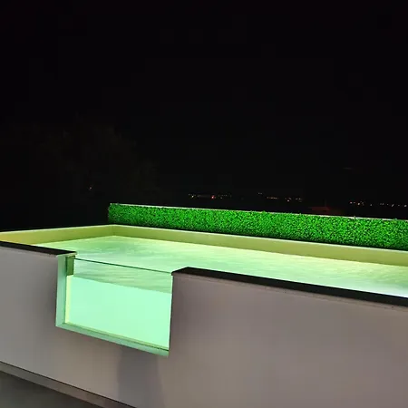 Apartman Modern Penthouse Ivan With Rooftop Swimming Pool And Jacuzzi